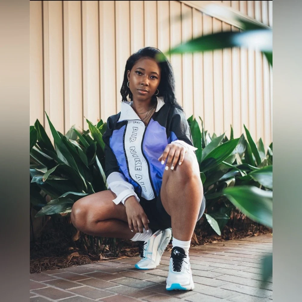 Nike Air NWT Medium Lightweight Water-Repellent Logo Running Jacket - Picture 4 of 9